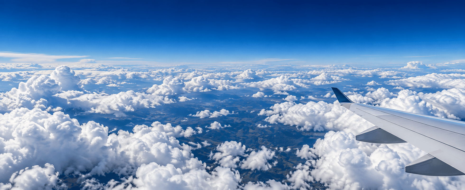 Vliegtuigvleugel boven de wolken tijdens een reis
